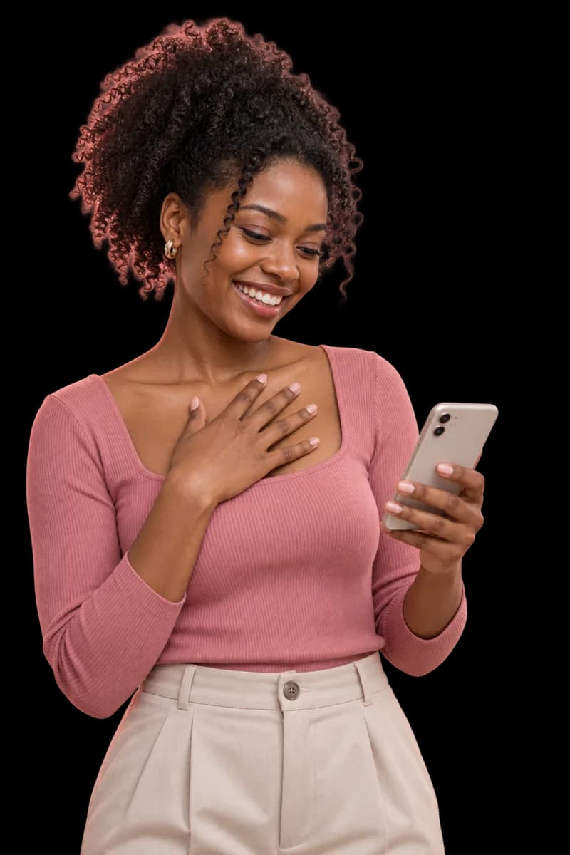 Une femme sourit en découvrant une chanson Woyla sur son téléphone